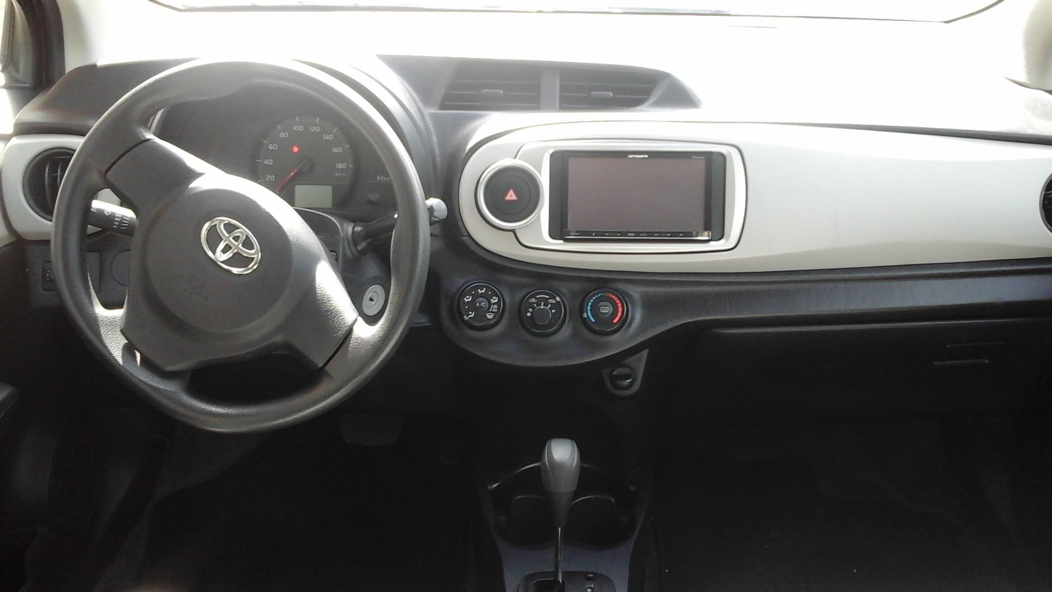 Toyota vitz салон